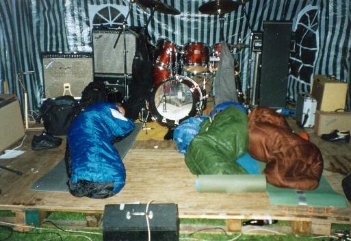 Hans, Leif o Johan sovandes pa scen.jpg - Belöningen efter ett långt gig. Hans, Leif o Johan sovandes på scen